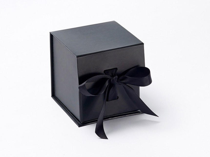 Black cube giftbox ribbon